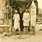 Ernesto Nazareth, Theodora Amália e Esther de Farias Nazareth em frente a sua casa na rua Visconde de Pirajá